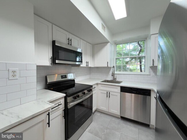 Building Photo - 3801 Newark St NW Unit A427