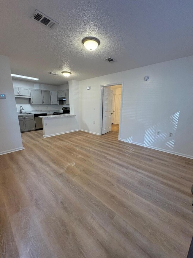 Building Photo - 100 Kazmira Ct