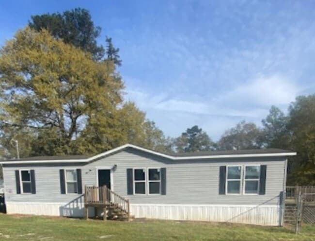 Building Photo - Three Bedroom Two Bath in Lee County, Phenix City, AL