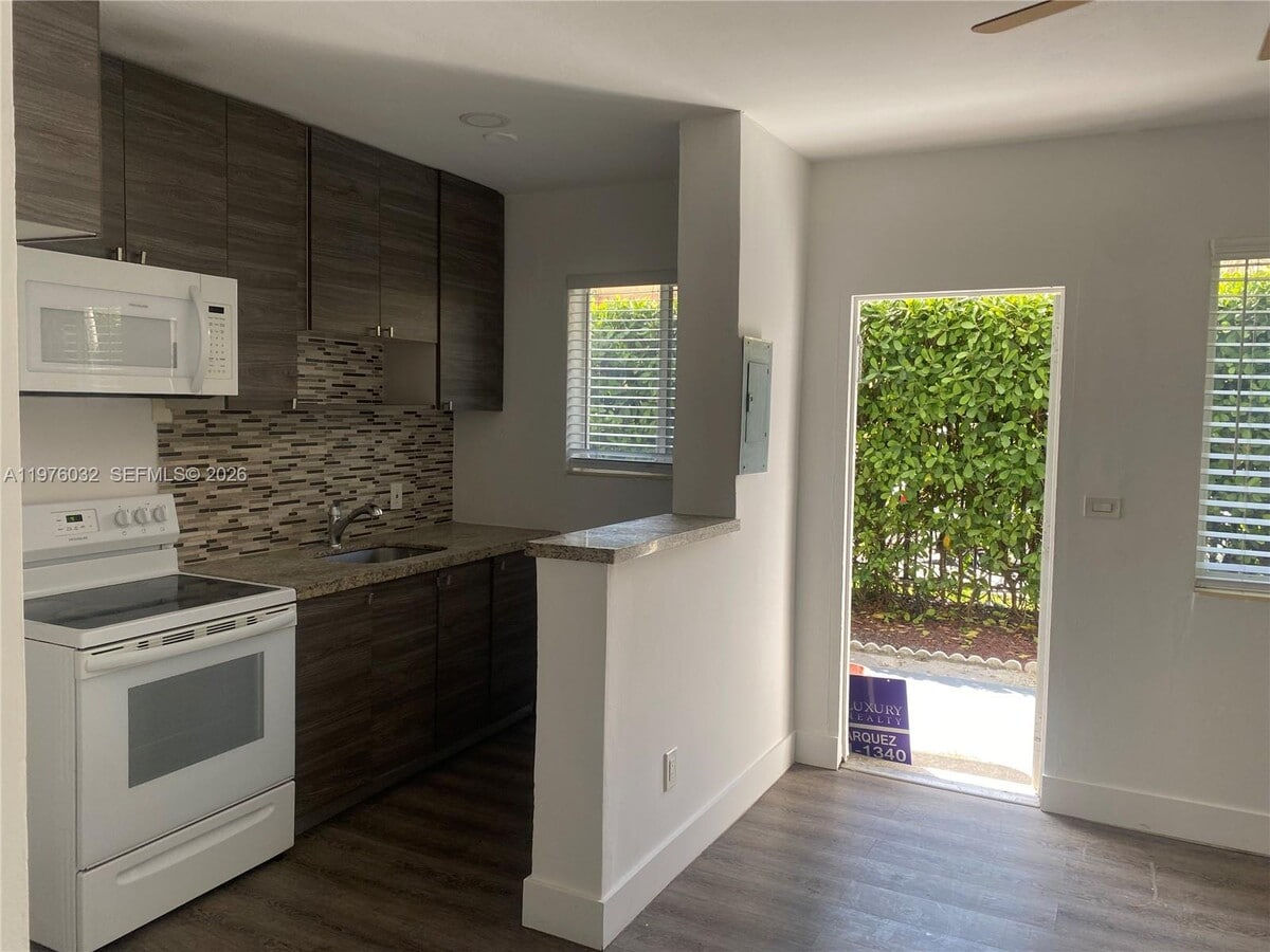 Photo - 479 SW 3rd St Unit 4