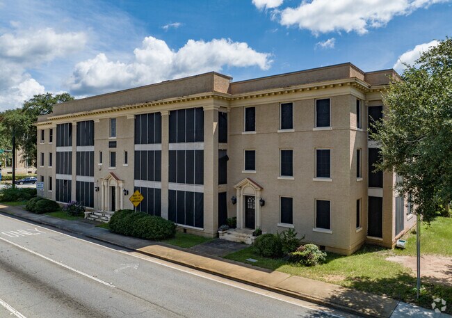 Inversión en mampostería de tres pisos recientemente renovada - 100 S Jefferson St