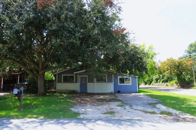 Building Photo - 600 E Plum St Rental