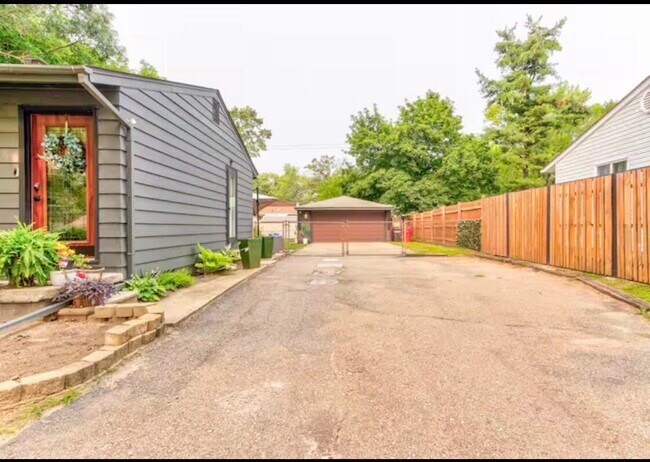 Photo - 1630 Weymouth St