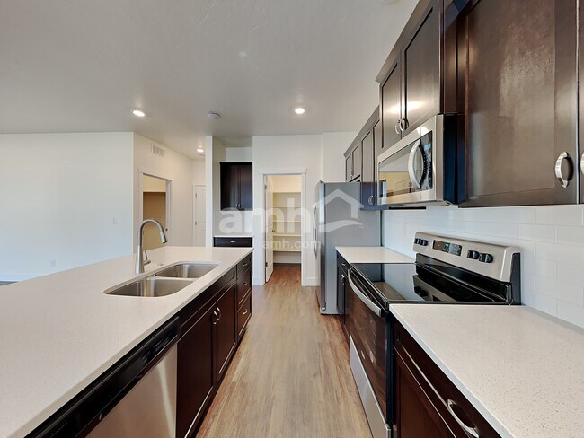 Photo - 1366 N Barkvine Ave