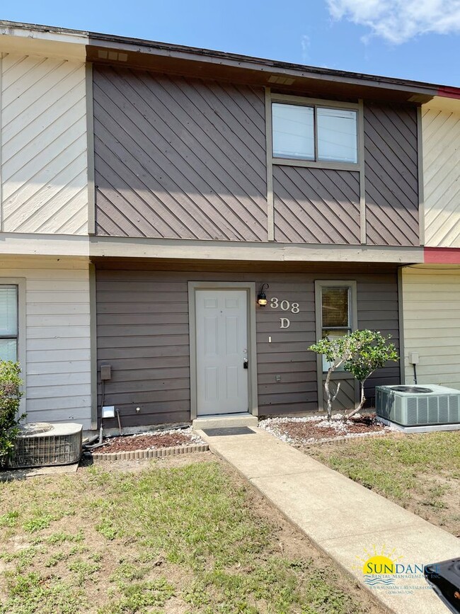 Building Photo - Charming 2 Bedroom Townhouse Located in FWB!
