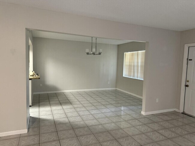 Photo - 122 Weybridge Cir