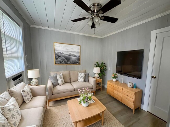 Building Photo - 200 Park Ave Unit 2