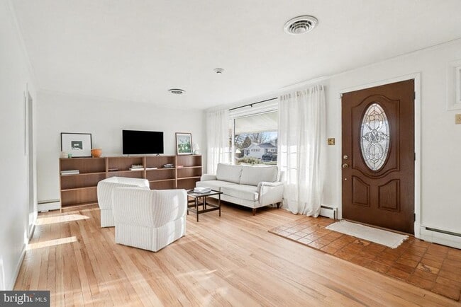 Photo - 8 Midland Ct