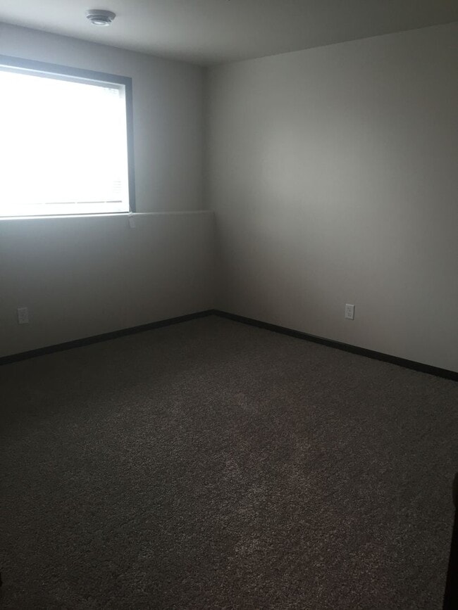 Photo - Eaglewood 3 Bedroom/ 2 Bathroom Twinhome