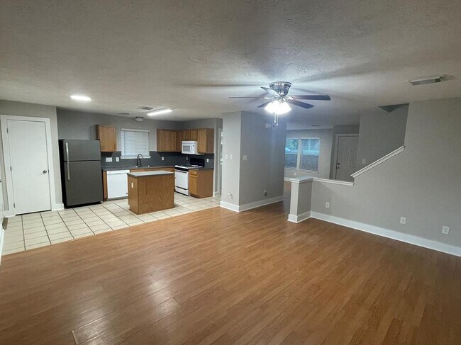 Photo - 906 Yacht Ct