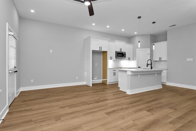 Photo - 6918A Dumble St