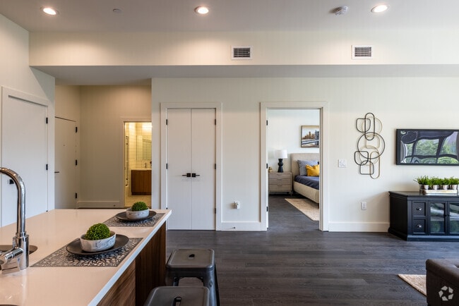 1BR, 1BA - 925SF