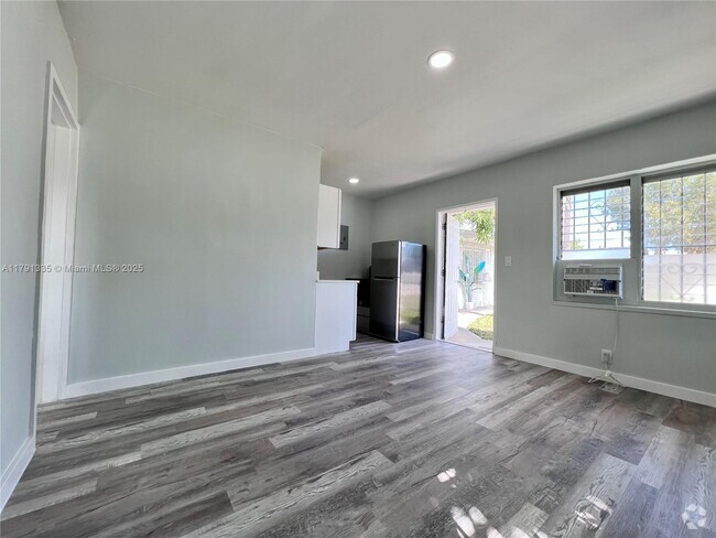 Building Photo - 2901 NW 18th St Unit 28 Rental