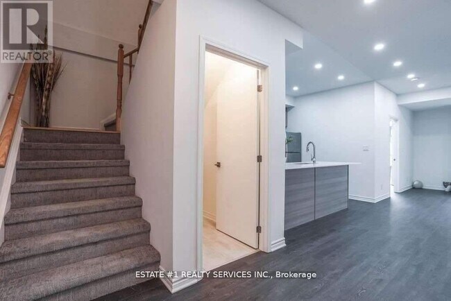 Photo - 7 Falaise Rd