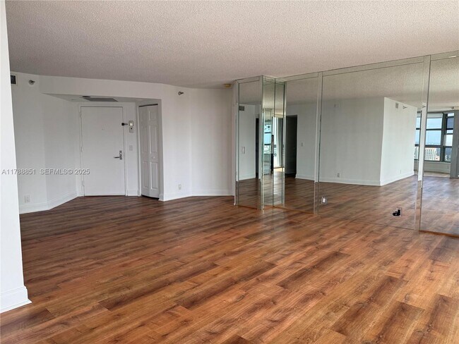 Building Photo - 3500 Mystic Pointe Dr Unit 3003