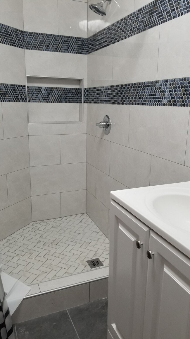 Ducha grande habitaciones - 620 Dillingham Blvd Apartments