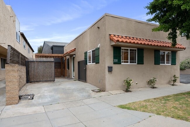 Building Photo - One bedroom home available now in prime So...