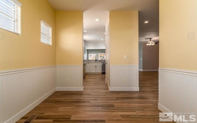 971 Iris Ln