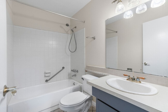 Photo - 2078 Loma Linda Way N