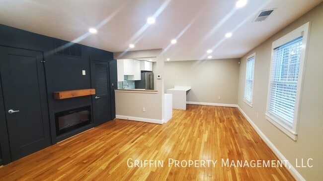 Building Photo - 2123 Young St SE