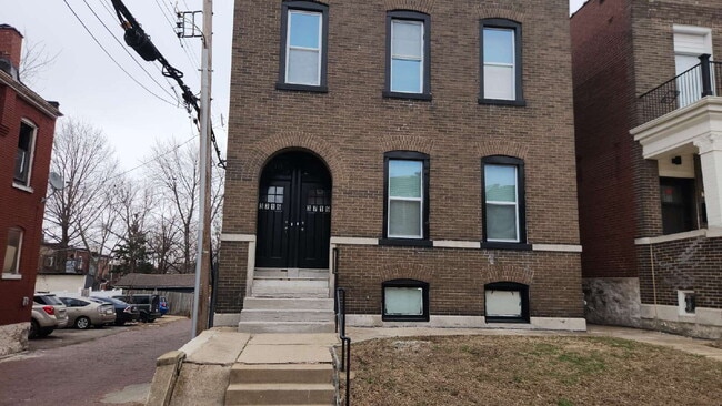 Building Photo - Elegant 2-Bedroom Duplex in Lively St. Louis Neighborhood. Unit 2f