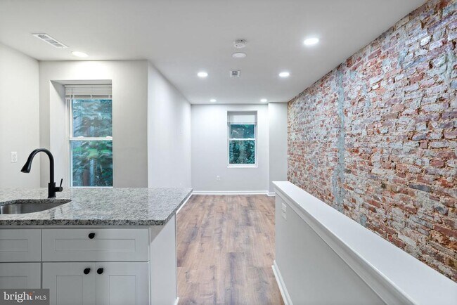 Photo - 836 N 42nd St