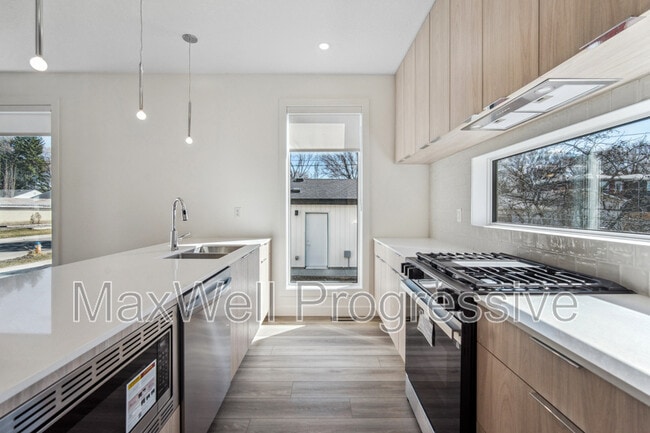 Photo - 9017-9093 93 St NW