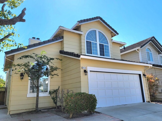Building Photo - Lovely and Spacious 4-bedroom Beauty in De... Rental