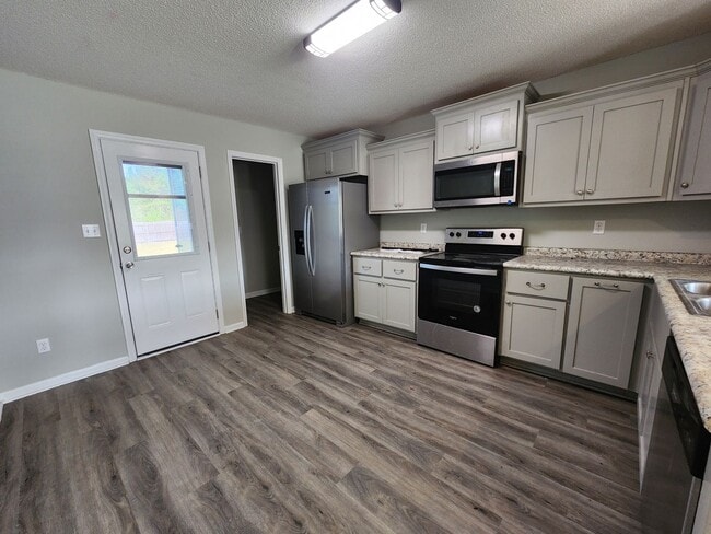 Photo - $500 Discount on Move-in Spacious & Inviti...