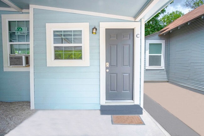 Building Photo - Douglas Unit #C