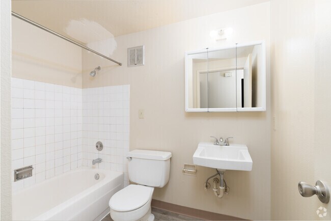1BR, 1BA - 600SF - Bathroom