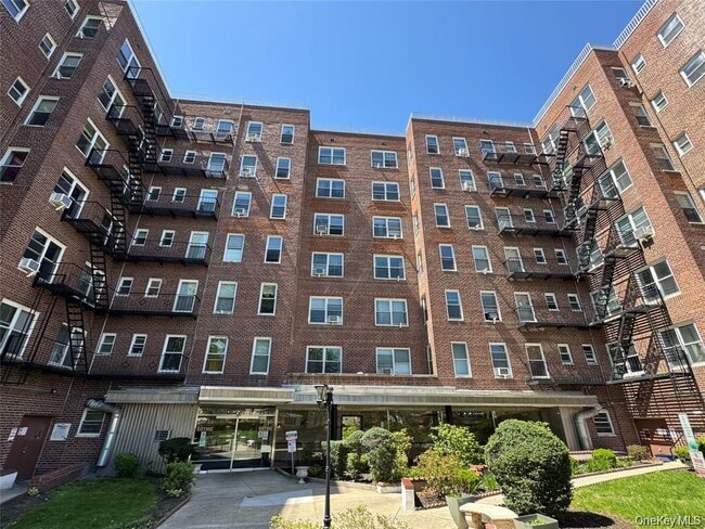 Building Photo - 84-50 169th St Unit 306