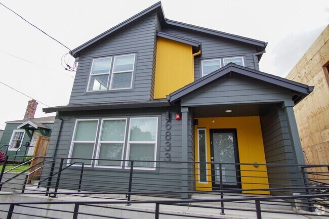 Building Photo - Contemporary 1-Bedroom Flat w/DW + W/D Rea... Unit 02 Rental