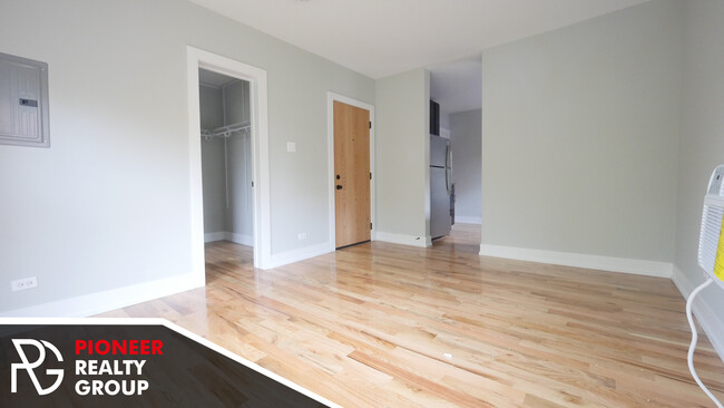 Photo - 907 W George St Unit 3