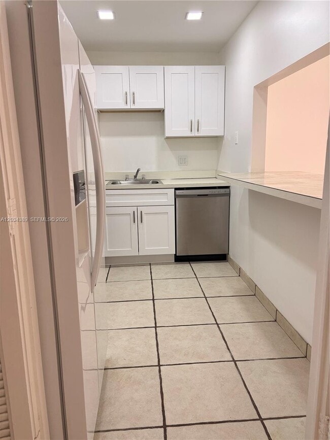 Building Photo - 4154 Inverrary Dr Unit 206