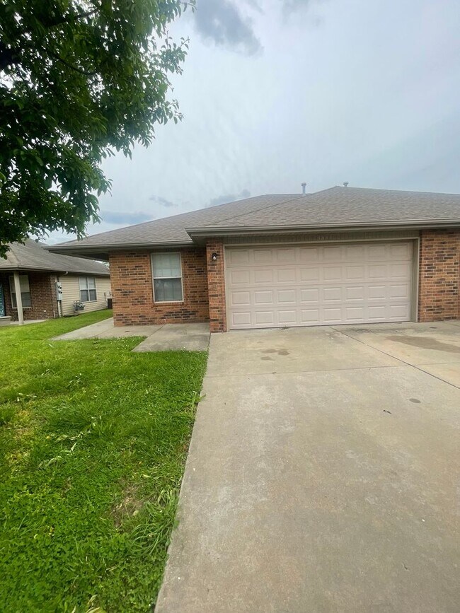 Beautiful 3 bedroom 2 full bath 2 car gara... - Beautiful 3 bedroom 2 full bath 2 car gara... Casa