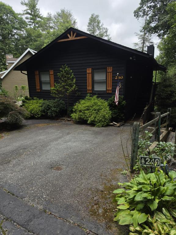 Building Photo - 240 Fox Hill Loop