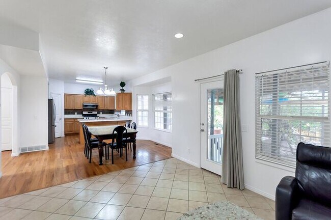 Photo - Beautiful 5 Bedroom Home in West Valley - ...