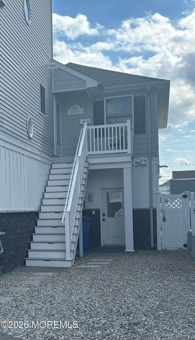 Building Photo - 17 7th Ave Unit REAR/SIDE