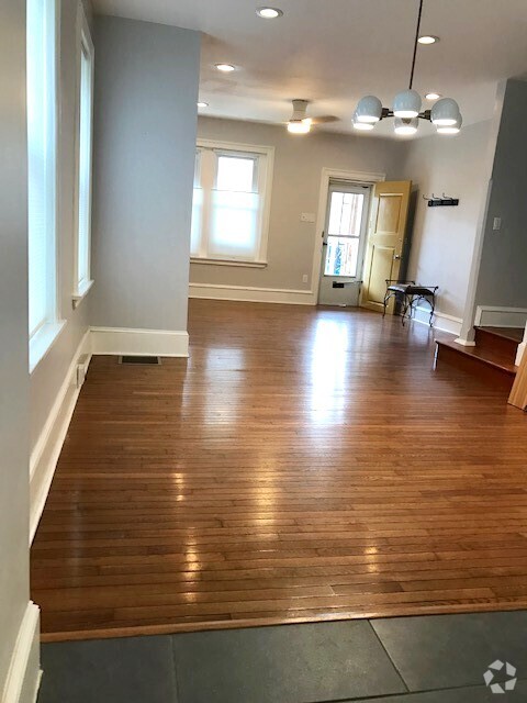 Open concept main floor - 682 W Johnson St Rental