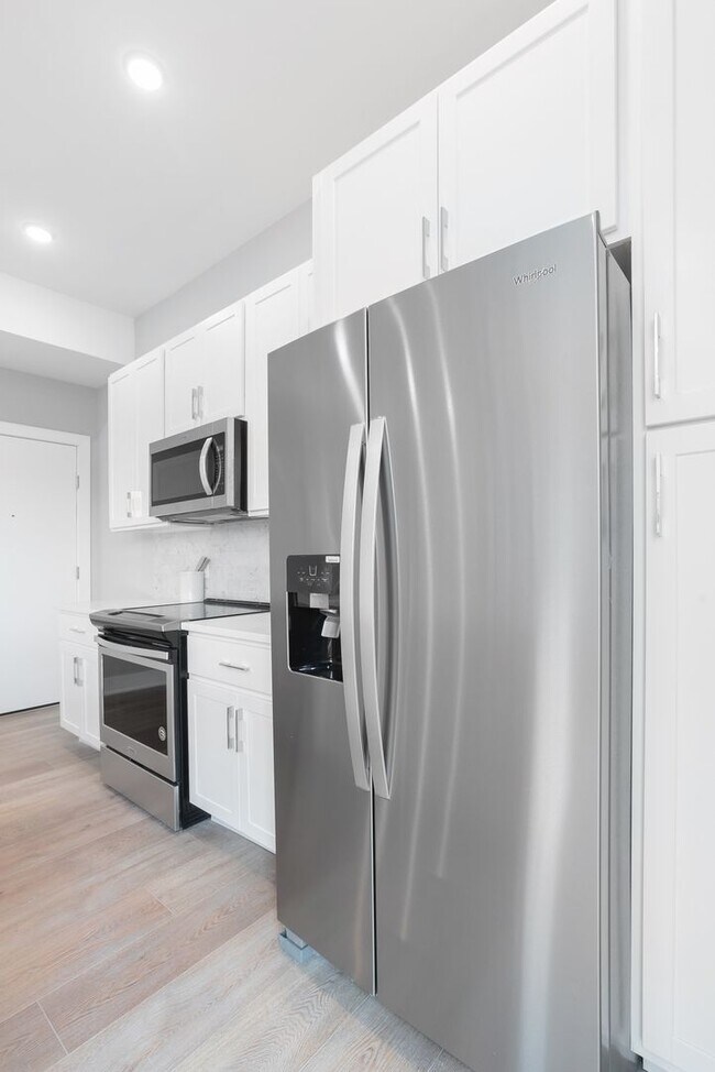 Photo - Washington Court (52 W)