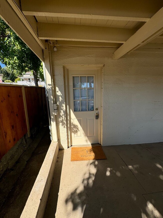 Close to everything super clean single lev... House House Rental in