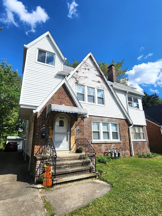 Building Photo - Cali-Genesee Unit 2nd floor Rental