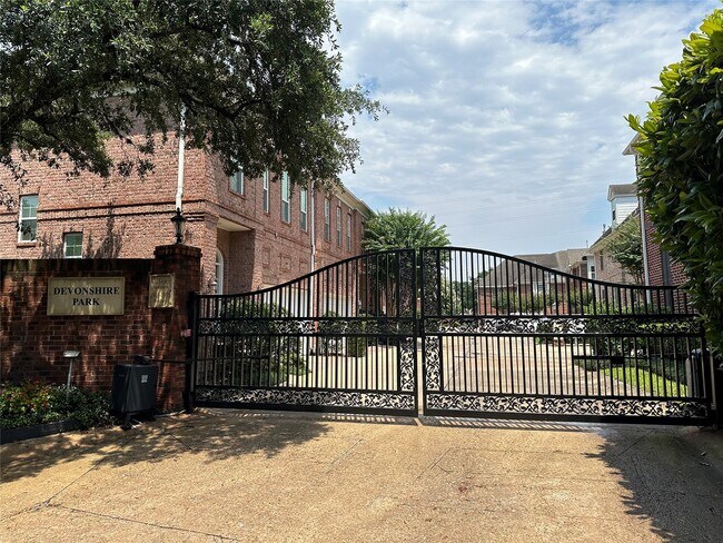 Photo - 6835 Staffordshire Crescent