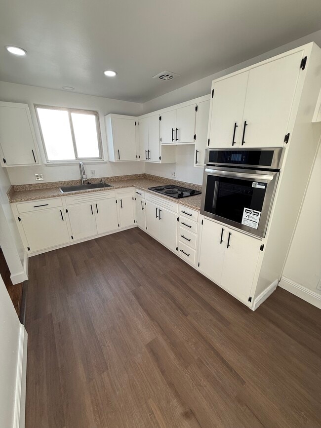 Photo - 1335 W Walnut St