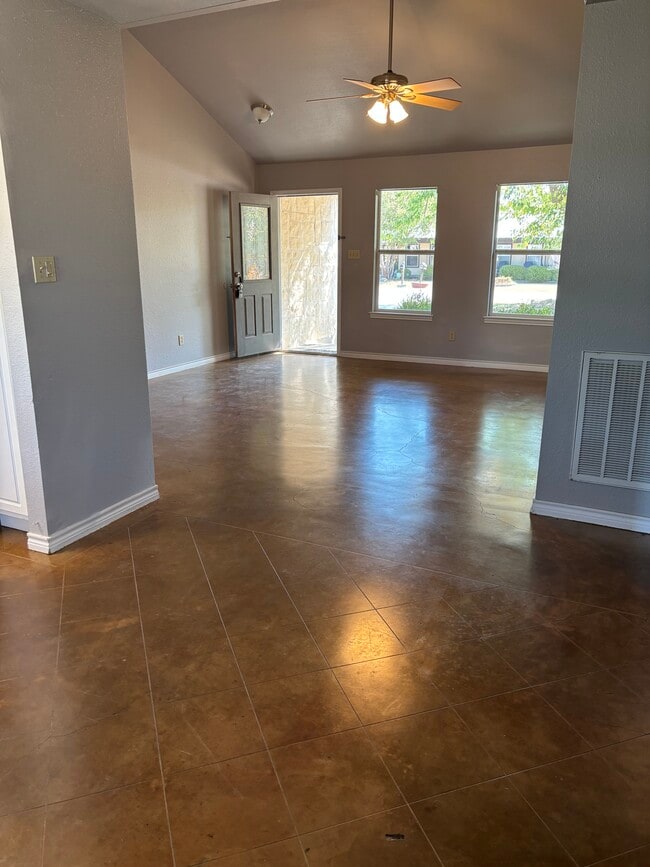 Photo - 1115 Oakridge Dr