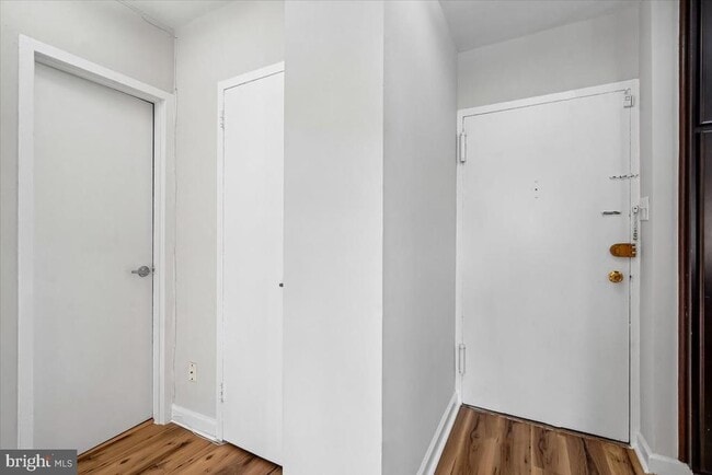 Building Photo - 1121 Arlington Blvd Unit 609