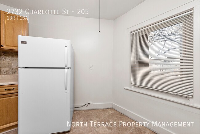 Photo - Charming, VINTAGE 1BR with Balcony - Close... Unidad 205