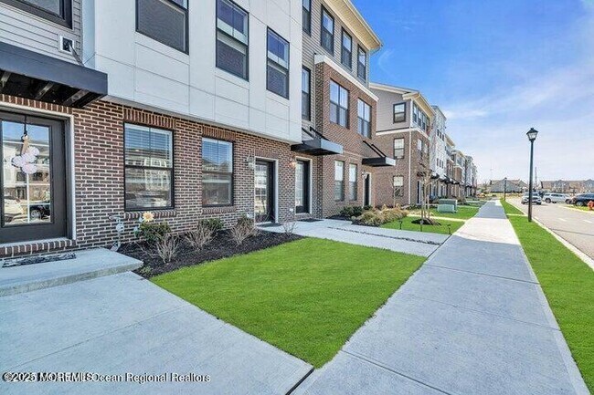 Photo - 50 Midway Rd S