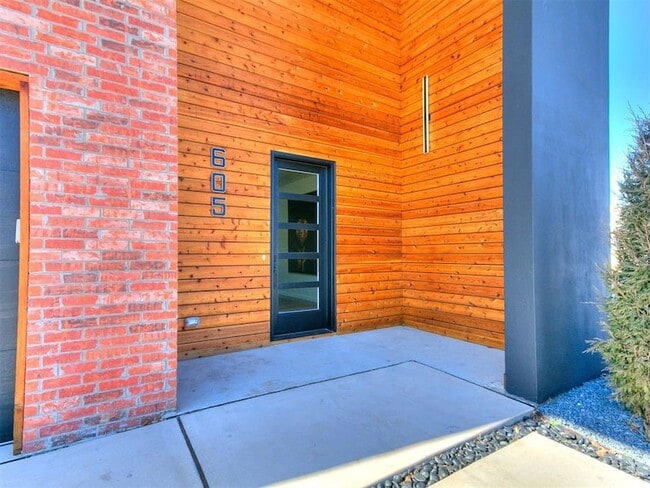 Photo - 605 N Idaho Ave